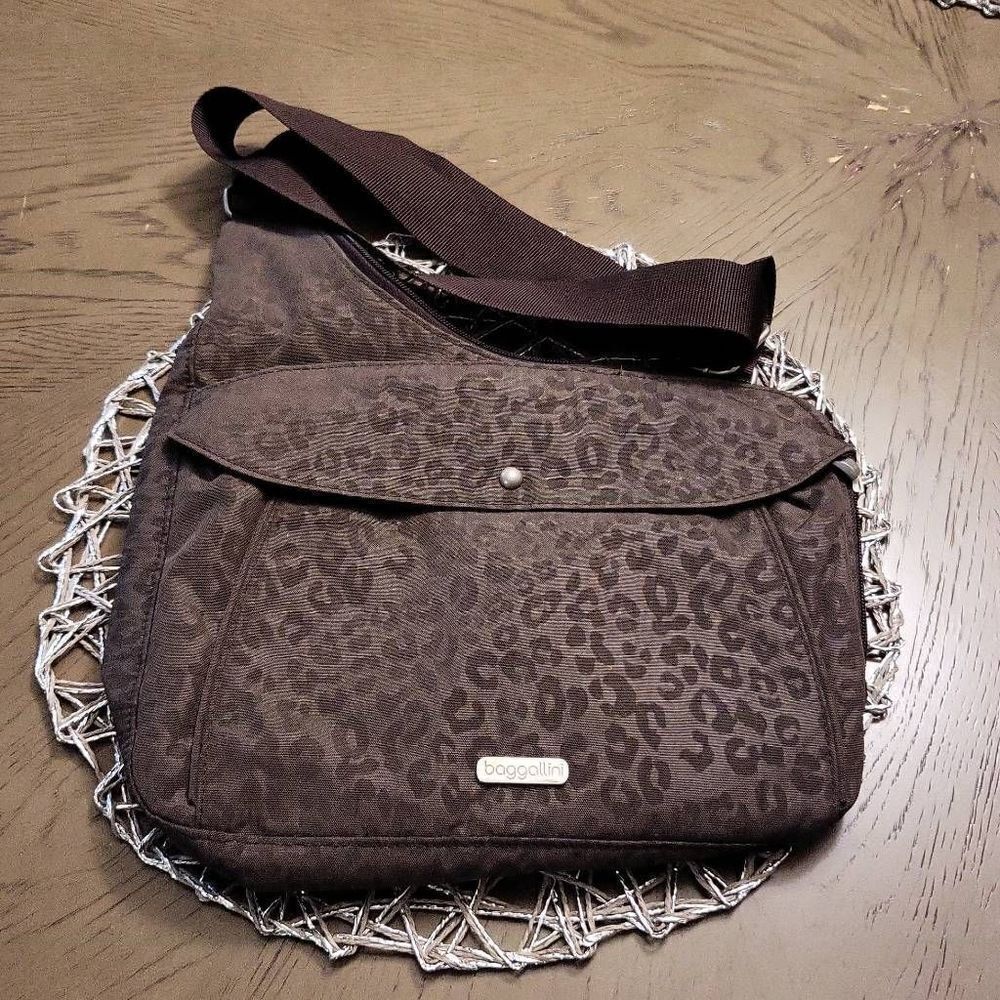 Baggallini Sling/Crossbody Organizer Purse Shoulder Bag Brown Nylon Many Pockets